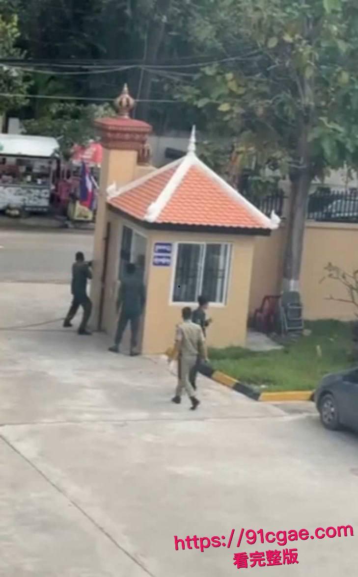 黑衣大嫂一人一枪为爱冲锋 单枪匹马勇闯法场救男人情深意重轰动全网！-4