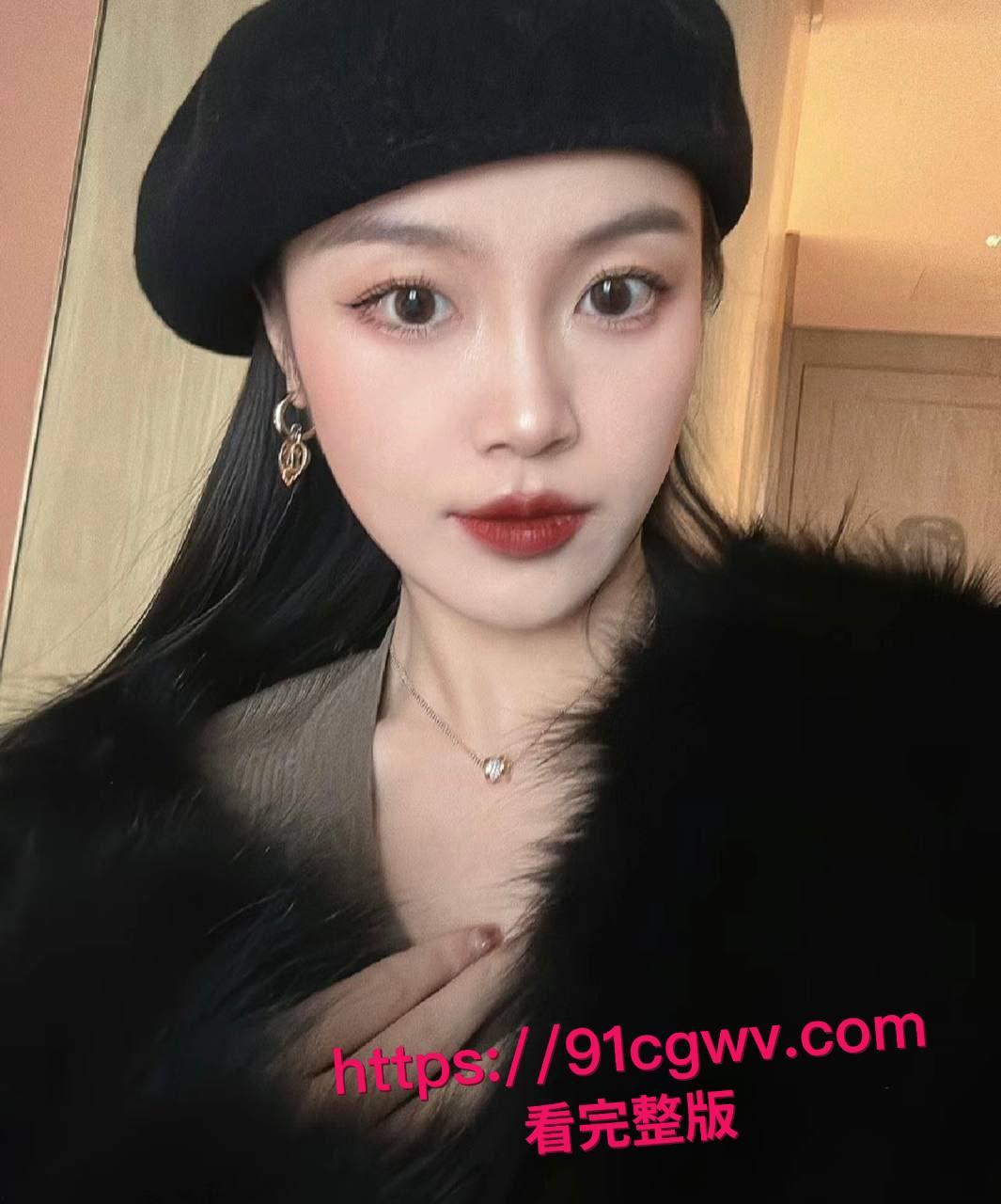 上海艺术学院艺术系大二生章子菲的淫荡真面目：跪舔大鸡巴口水直流，后入骚穴淫叫连连，分手后性爱视频被渣男曝光-2