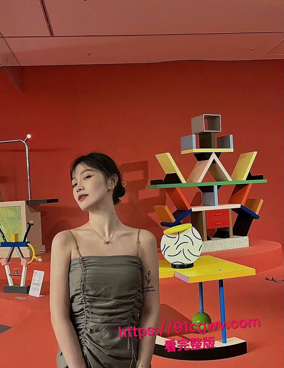 上海艺术学院艺术系大二生章子菲的淫荡真面目：跪舔大鸡巴口水直流，后入骚穴淫叫连连，分手后性爱视频被渣男曝光-3