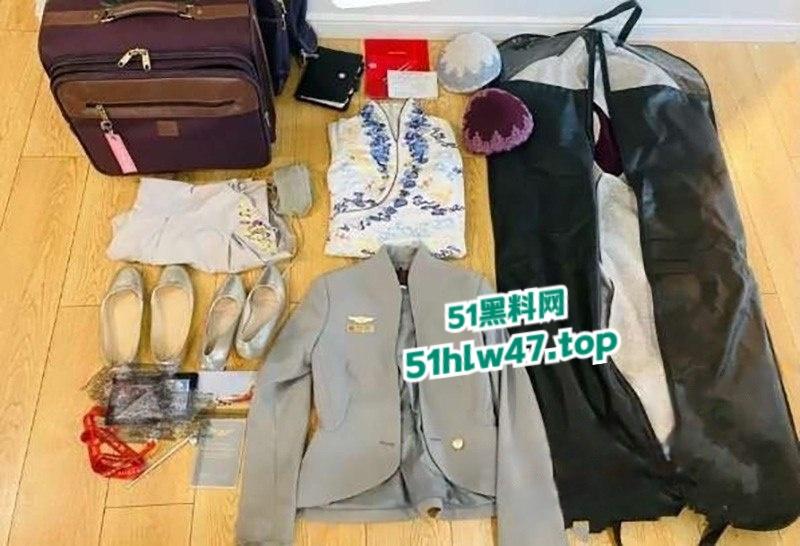 海航绝美空乘【雨晴】高颜值长腿女神，竟偷偷下海接客化身制服女王高跟踩屌，白虎骚穴被无套打桩爆操。-1