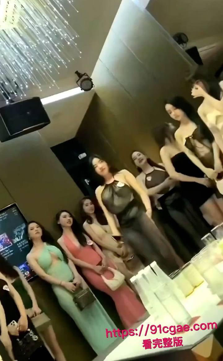 顶级商K惊爆选妃实录 极品美女擦边热舞 包厢沙发直接口交后入开操 现场画面淫乱不堪！-4