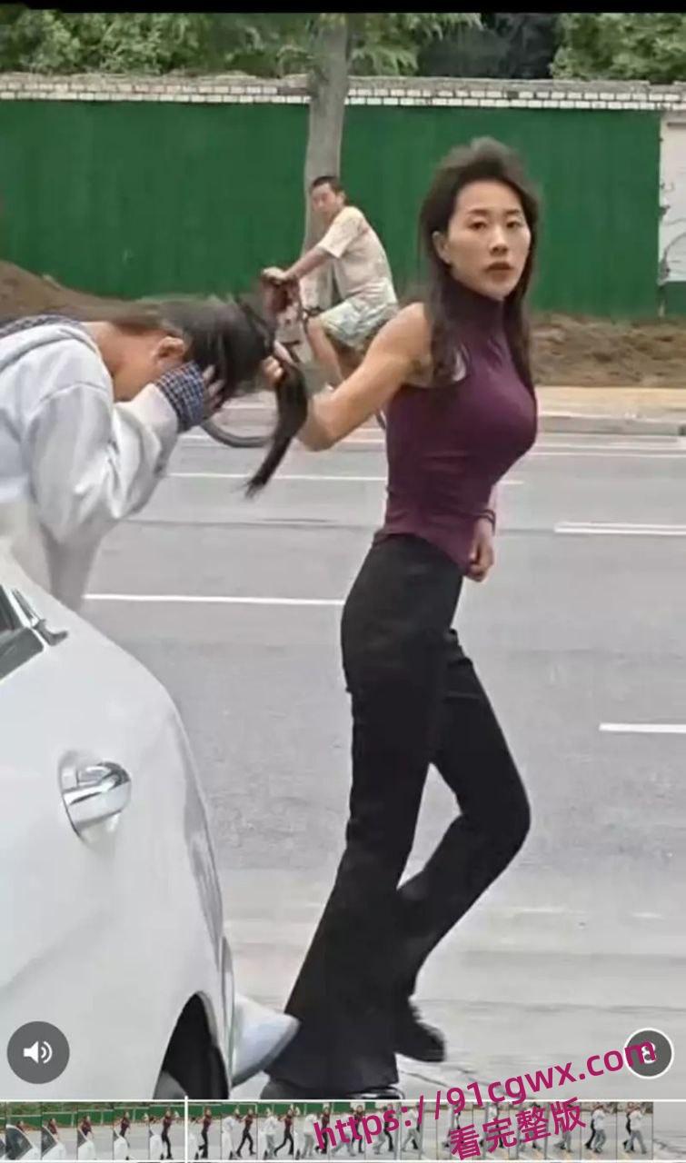 性瘾学生妹当小三被原配当街怒撕 据传一个月要做几十次太炸裂了！-7