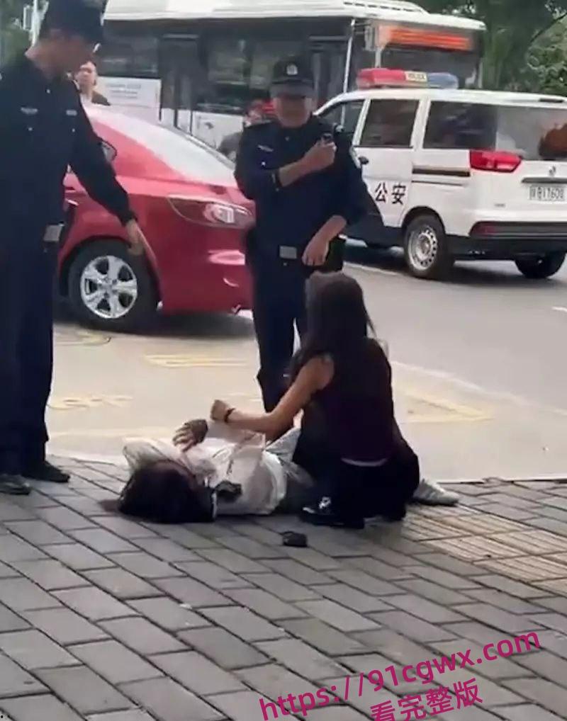 性瘾学生妹当小三被原配当街怒撕 据传一个月要做几十次太炸裂了！-9