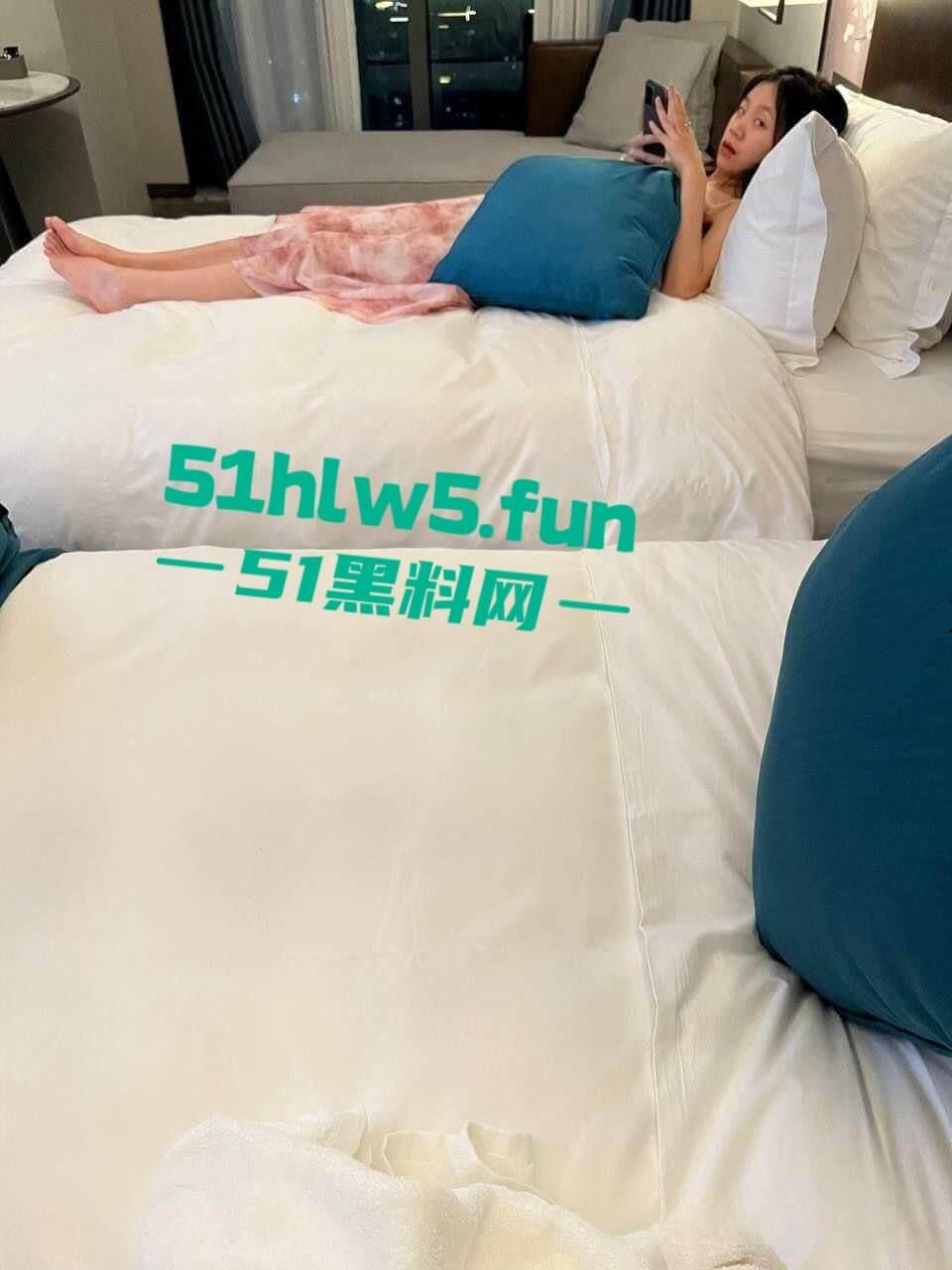 江苏师范学院【马月】极品身材大三女神，被金主包养带到酒店激情3P无套后入玩肛交全程高潮不断。-2