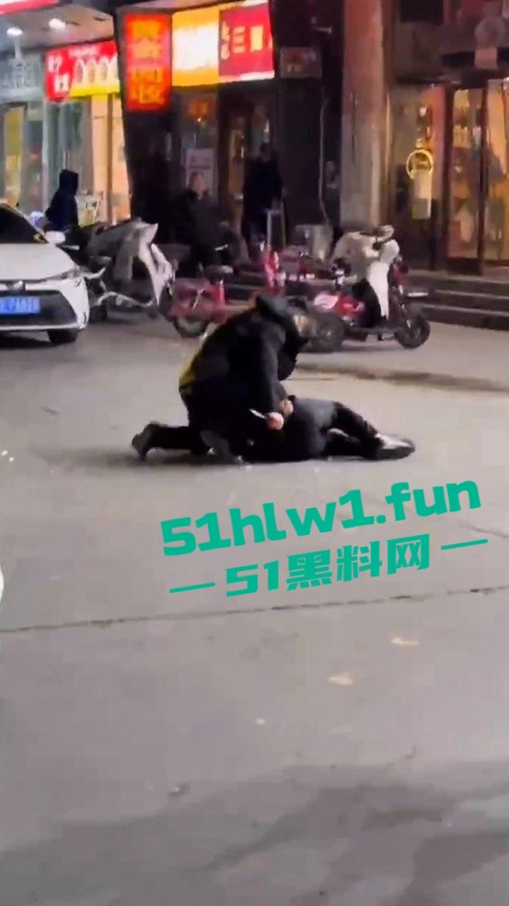 河北三河市街头刀仔，上上城三季小区附近，一男子持刀当街行凶，受害人撕心裂肺惨叫，周围无人敢上前援救。-2