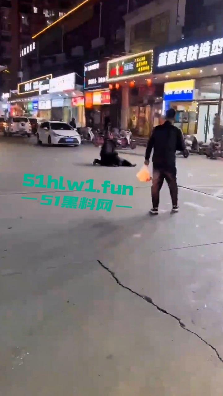 河北三河市街头刀仔，上上城三季小区附近，一男子持刀当街行凶，受害人撕心裂肺惨叫，周围无人敢上前援救。-5