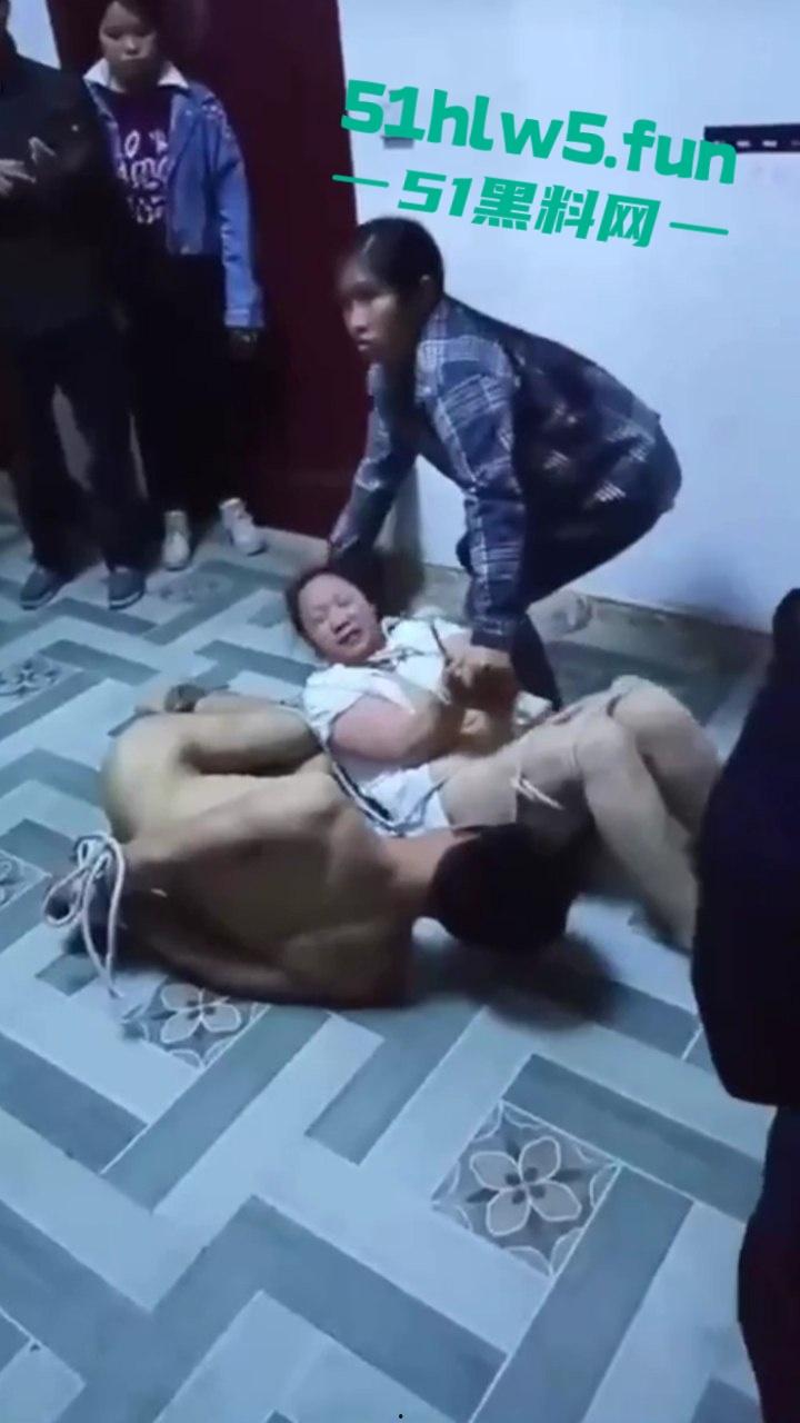 狠人捉奸现场，男子带家人捉奸竟将妻子和情人捆绑，这是要浸猪笼么绑人家属已被刑拘。-1