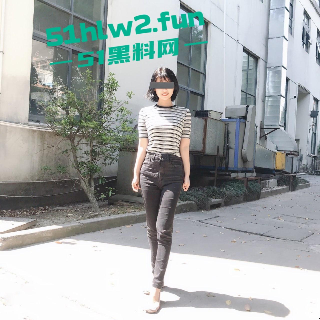 已婚人妻被公司高管调教3P，JK情趣丝袜骚到爆，深喉吞精呛到喘不过气，老公只能干瞪眼！-4