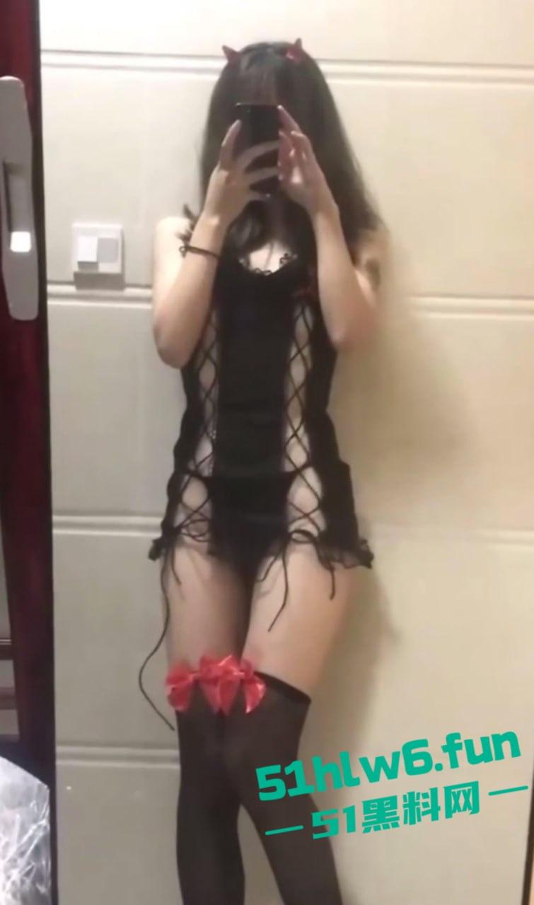 南昌银行信用卡专员【刘茜茜】与男友各自淫乐，互相暴露后被男友先告状曝光性爱视频。-7