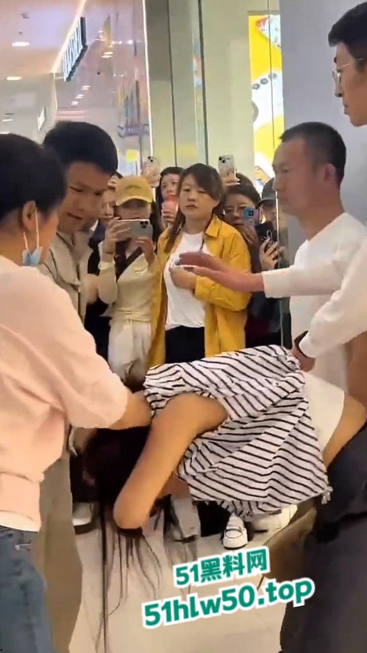 江西小三在商场被原配当场抓现行，上来直接拽头发踹下体，怒扇老婆情夫惹众人围观。-4