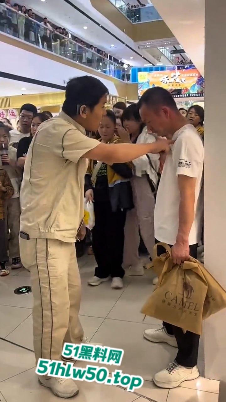 江西小三在商场被原配当场抓现行，上来直接拽头发踹下体，怒扇老婆情夫惹众人围观。-6