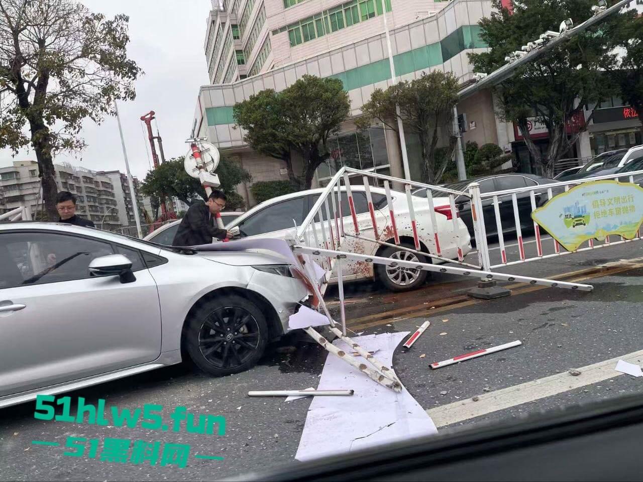 汕头金沙公园雨天路滑致小车失控撞飞数人，现场血腥场面惨不忍睹，永远不知道明天和意外谁先到来。-2