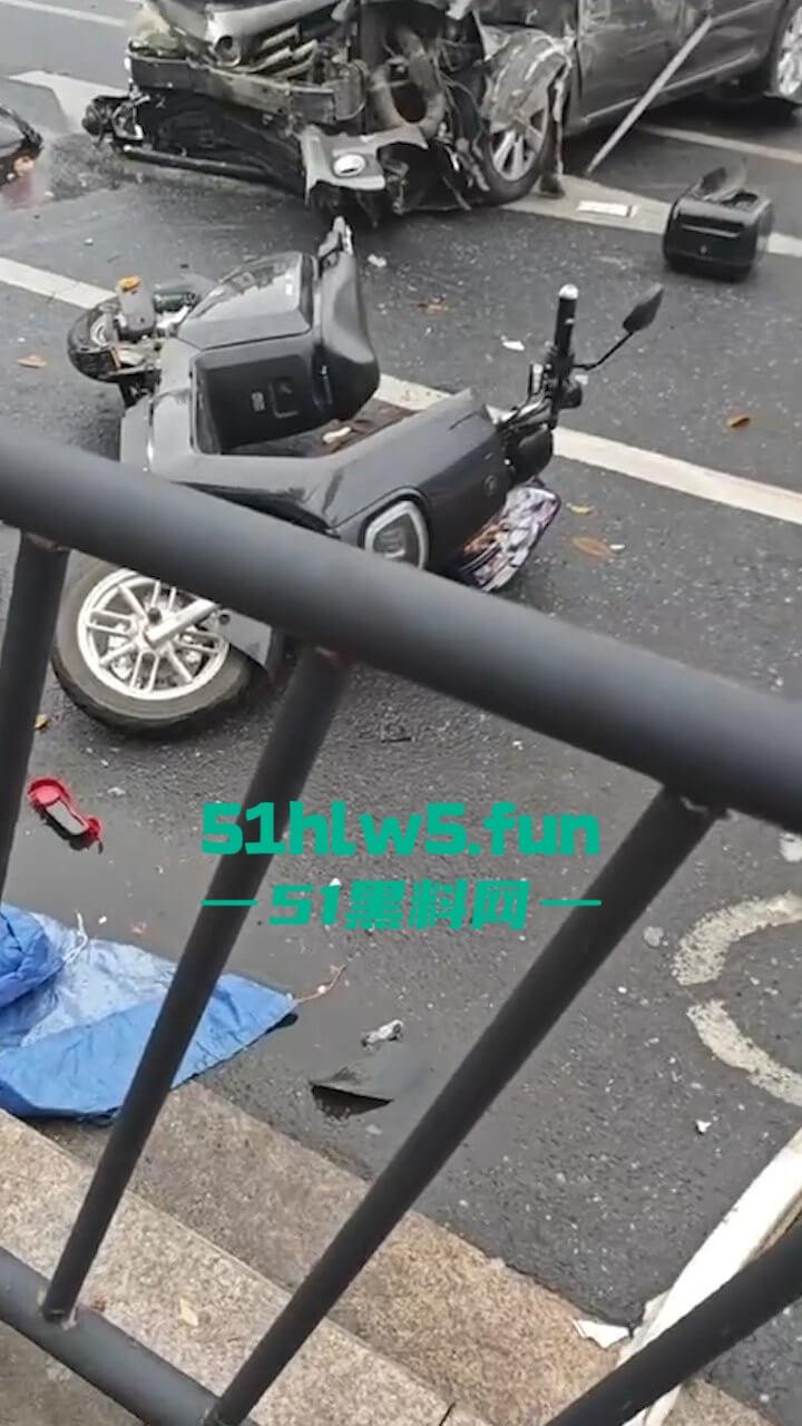 汕头金沙公园雨天路滑致小车失控撞飞数人，现场血腥场面惨不忍睹，永远不知道明天和意外谁先到来。-6