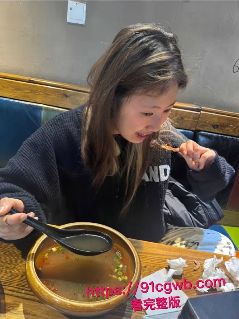 山东青岛城阳区李萱婷 极品反差婊与炮友居家激情狂欢 性感红色情趣诱惑 翘臀被后入爆操内射高潮！-2