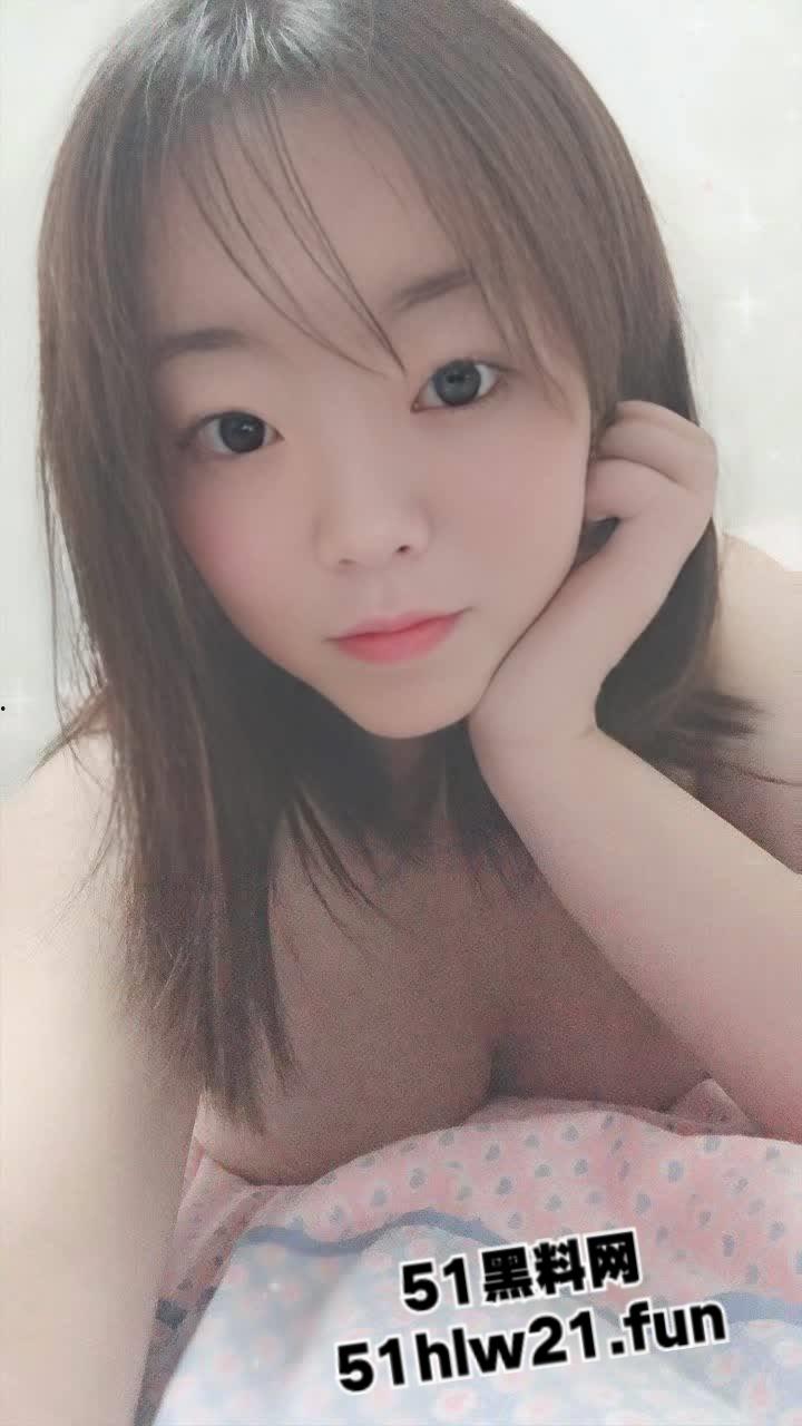 广州学生妹【钟绮晴】稚嫩的身体白嫩诱人，极致性感化身吸精神器，白虎粉穴被大屌无套乱干。-10