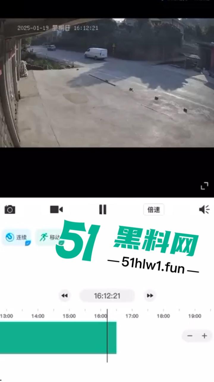 广东一辆秦plus村路嚣张飙速超车撞飞三个小伙后加速逃逸 被撞三人当场毙命血腥现场实拍流出！-6