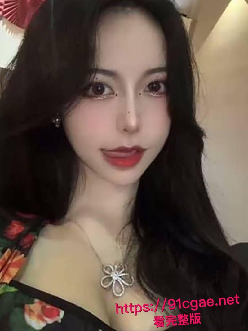 抖音60万粉反差女神绿导演被金主重金砸下 酒店一对一私密直播巨乳翘臀擦边热舞 骚到顶点！-1