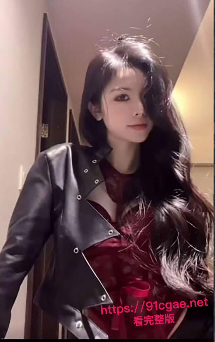 抖音60万粉反差女神绿导演被金主重金砸下 酒店一对一私密直播巨乳翘臀擦边热舞 骚到顶点！-7