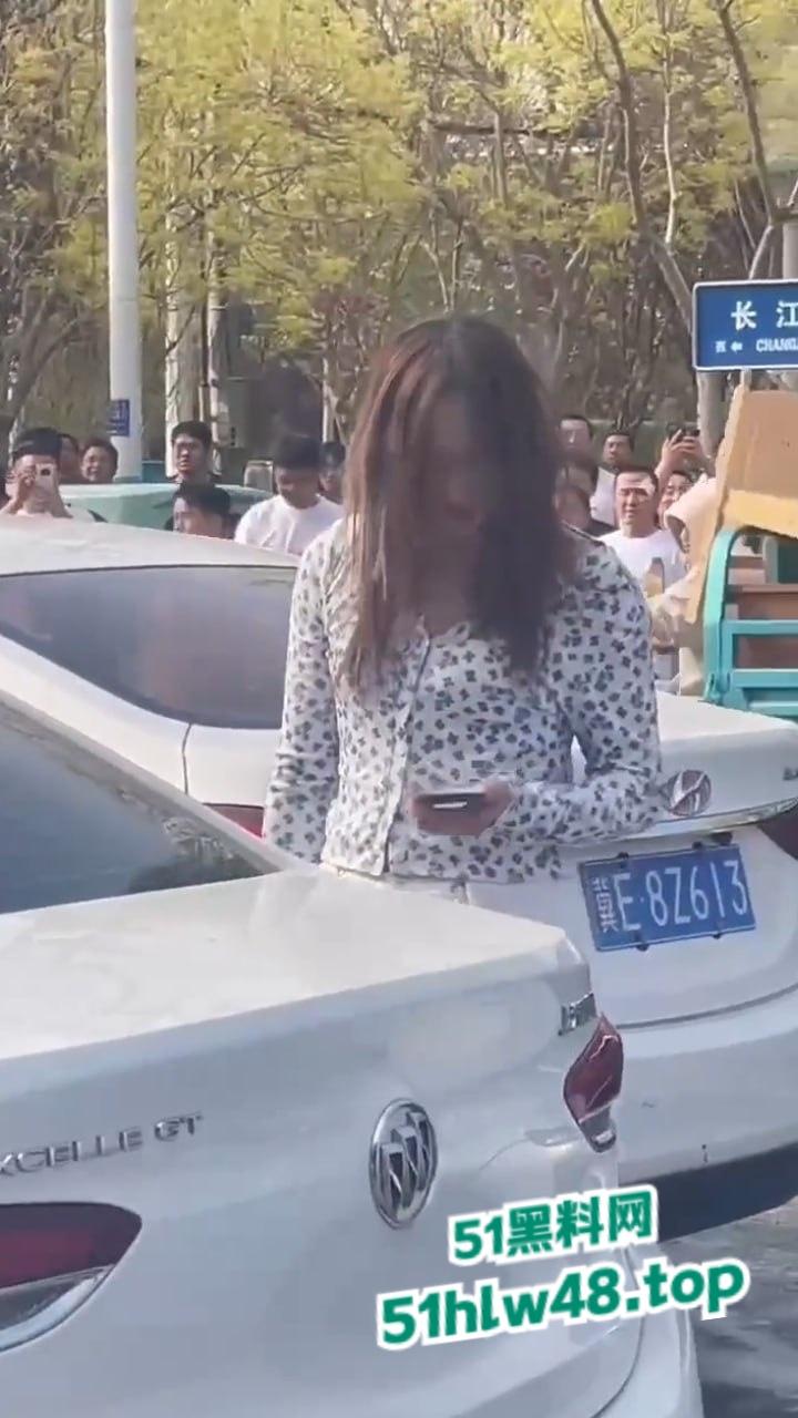 河北邢台最蠢原配，带姐妹家人砸车抓小三被吓的车里不敢出来，结果被玻璃划伤原配遭刑拘。-1