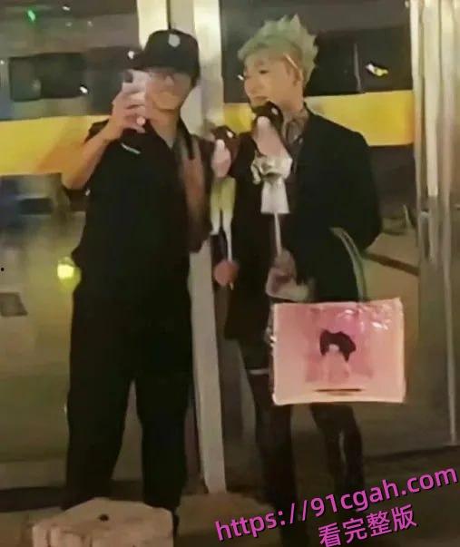 网红王扁现身王源演唱会现场被小汤圆围攻真实，王源粉丝大战黑粉！-5