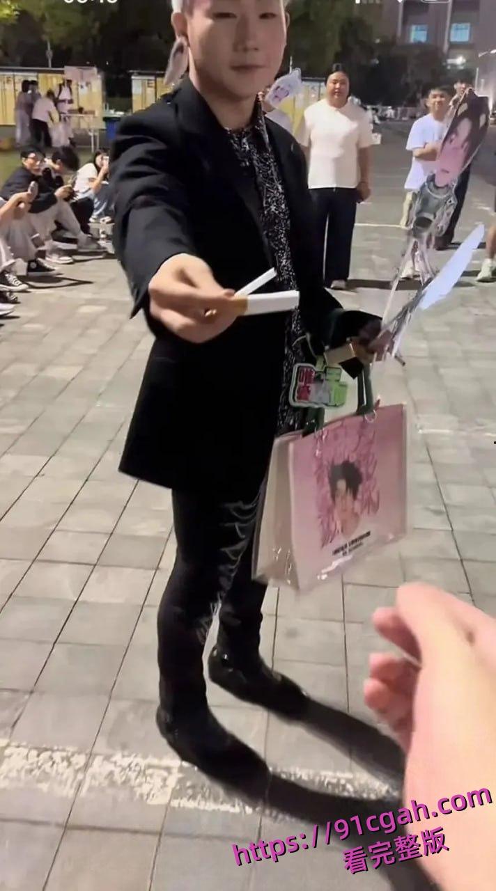 网红王扁现身王源演唱会现场被小汤圆围攻真实，王源粉丝大战黑粉！-7