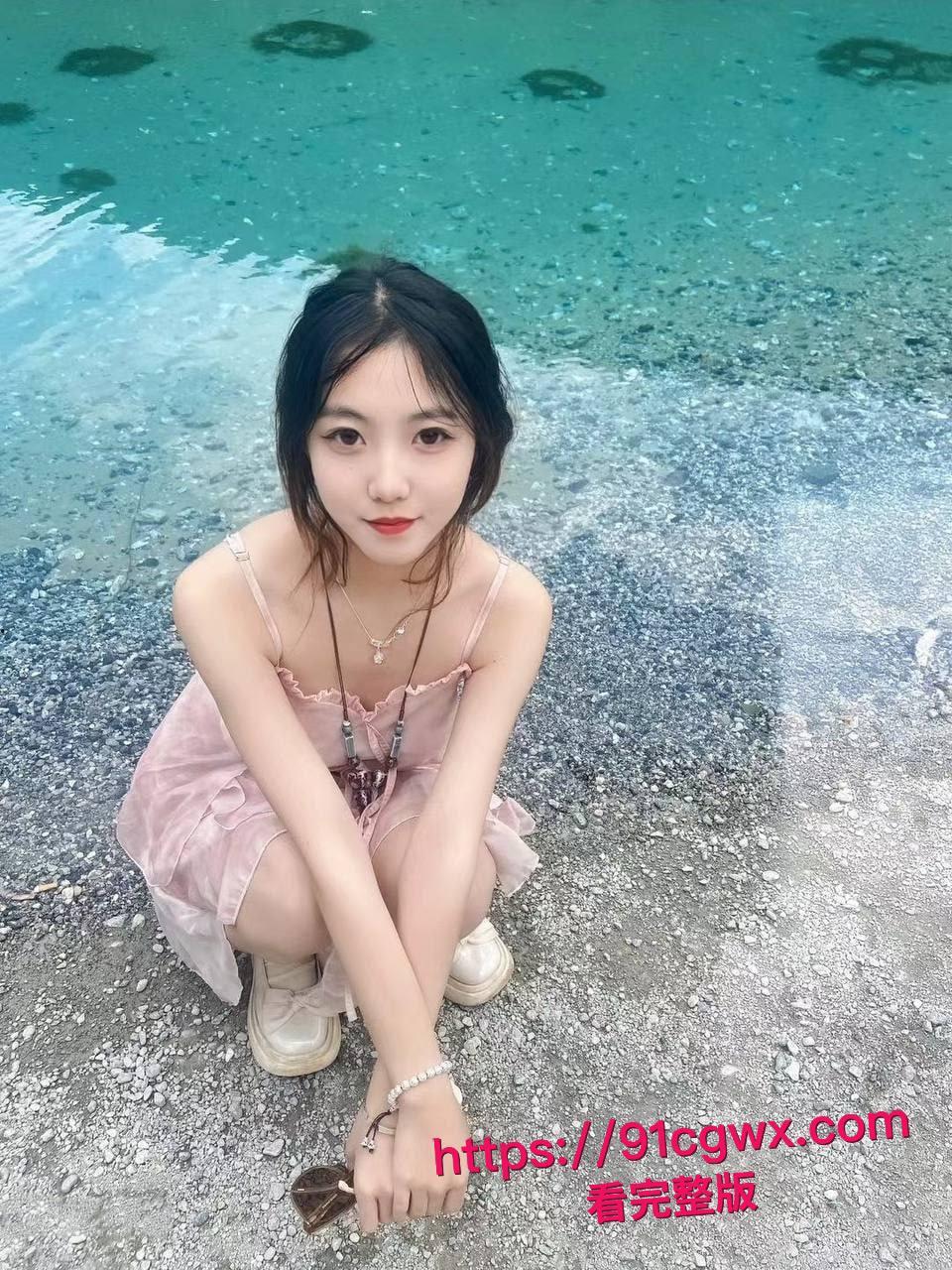 真实约炮！约了个漂亮又风骚的眼镜学生妹，极品炮架身材在床上真是让我爽翻天！-5