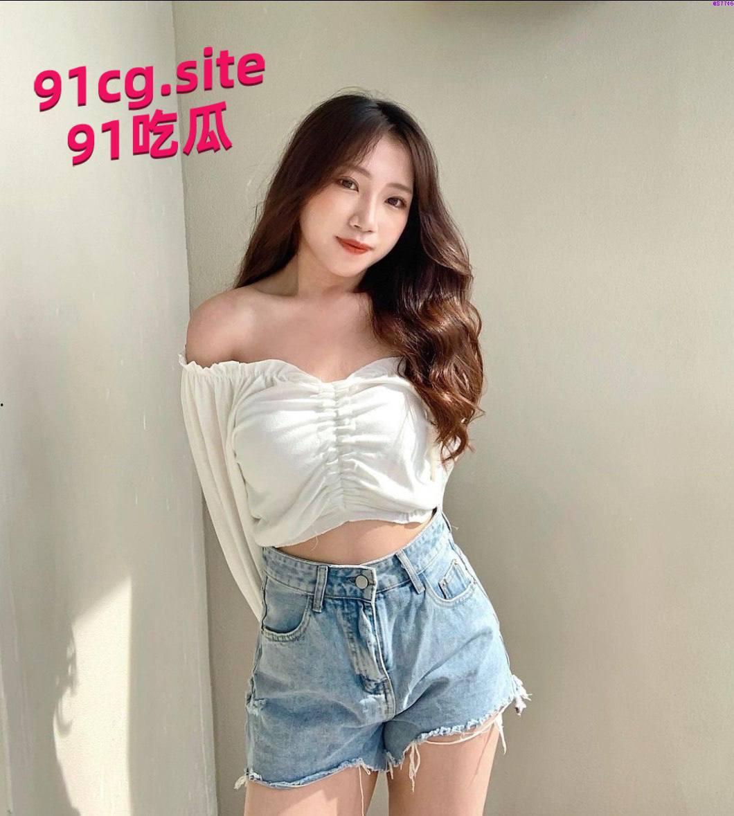 极品小网红被金主调教视频流出，在床上和水池里配合口交 潮吹-1