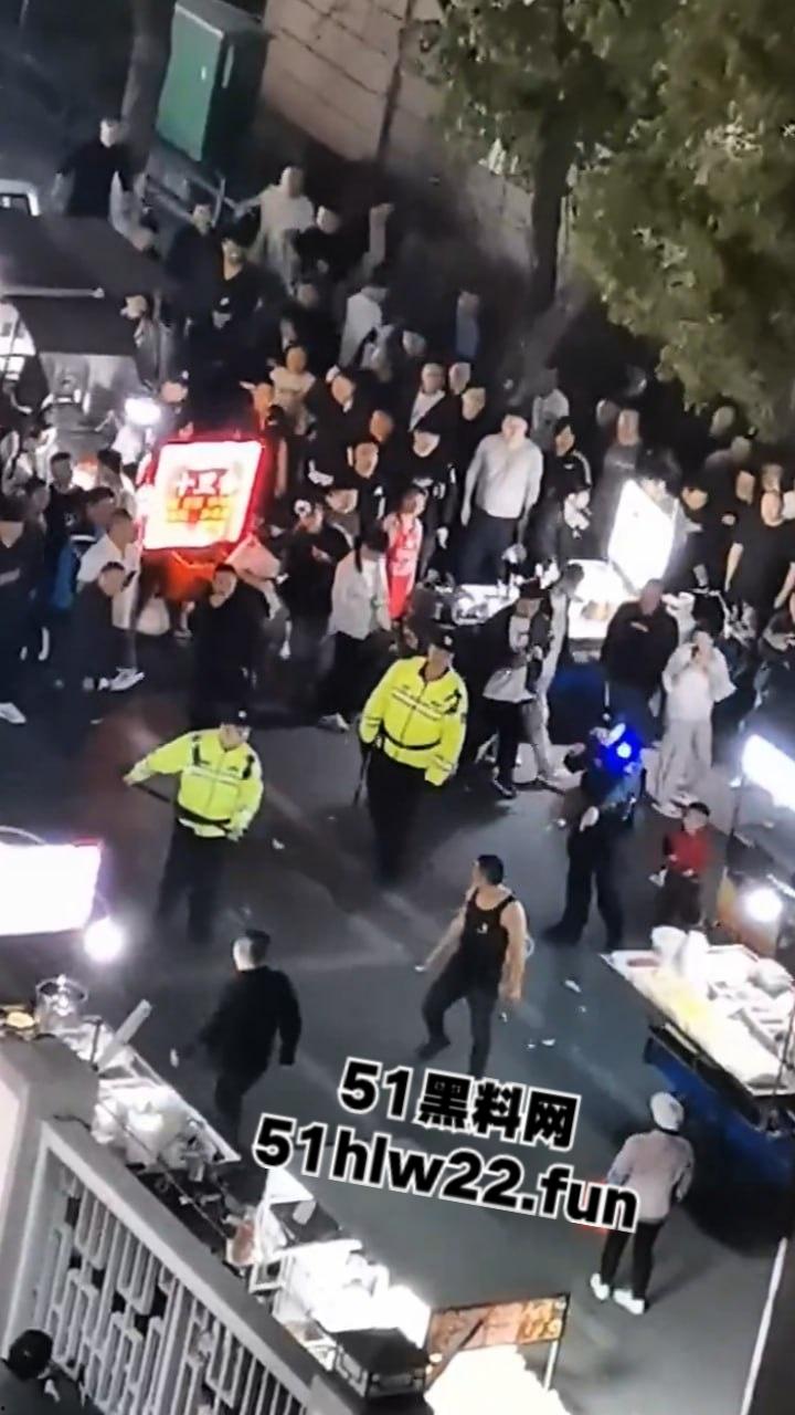 苏州中华园一名男子在闹市区持刀，街头晃悠被警察现场处置以寻衅滋事罪起诉。-5