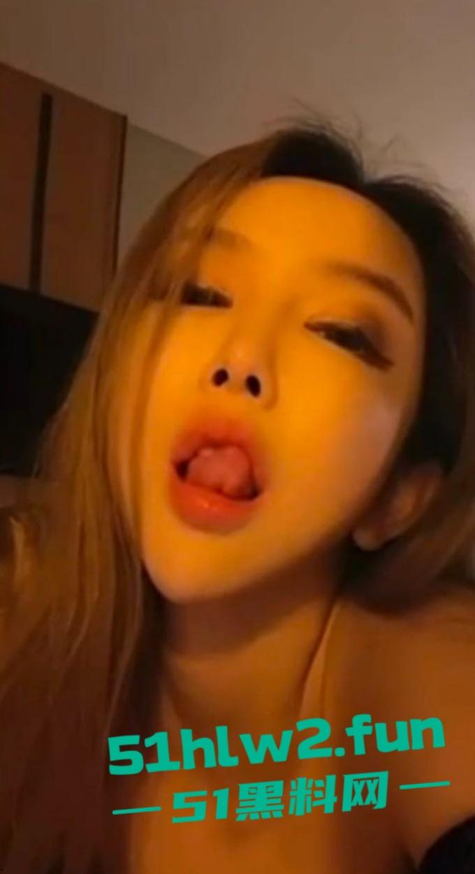 抖音【赵舒琪】约炮视频炸锅，16万粉的网红骚到飞起，自摸加啪啪，土到掉渣还挺上头！-2