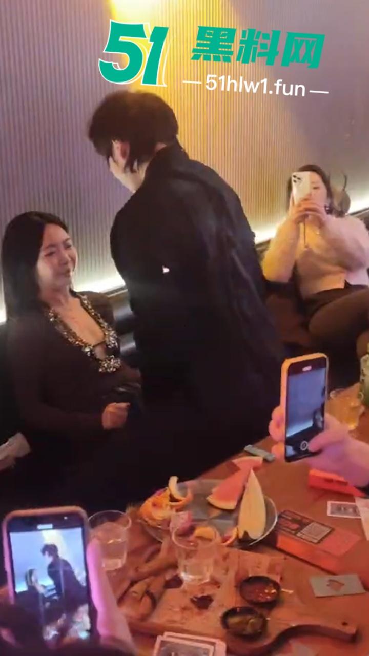 实拍上海商K富婆们的快乐生活，性感小富婆叫少爷裸露腹肌激情热舞，玩的富婆脸都红了。-3