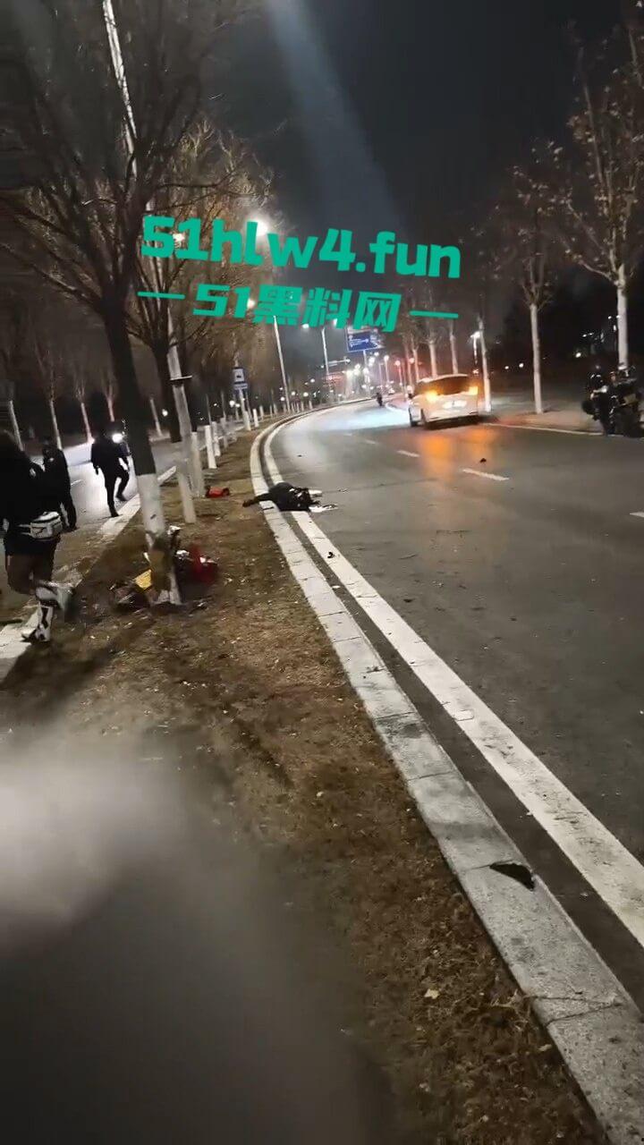 车祸现场，奥体美腿女骑手压弯摔车被摔出脑浆，美腿女骑装逼不成惨遭勾魂。-5