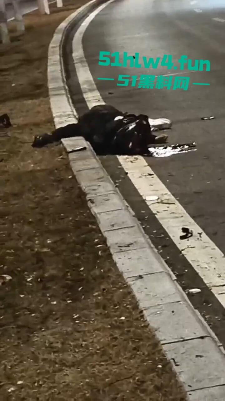 车祸现场，奥体美腿女骑手压弯摔车被摔出脑浆，美腿女骑装逼不成惨遭勾魂。-6