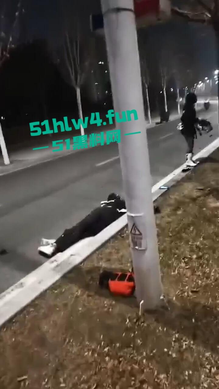 车祸现场，奥体美腿女骑手压弯摔车被摔出脑浆，美腿女骑装逼不成惨遭勾魂。-7