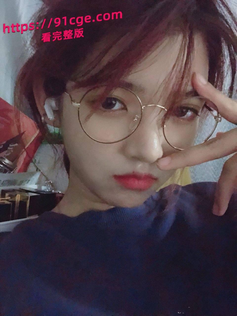 超可爱反差女大学生，鹅蛋脸杏仁眼，皮肤白得像牛奶，私下却是反差婊！不雅视频流出-1